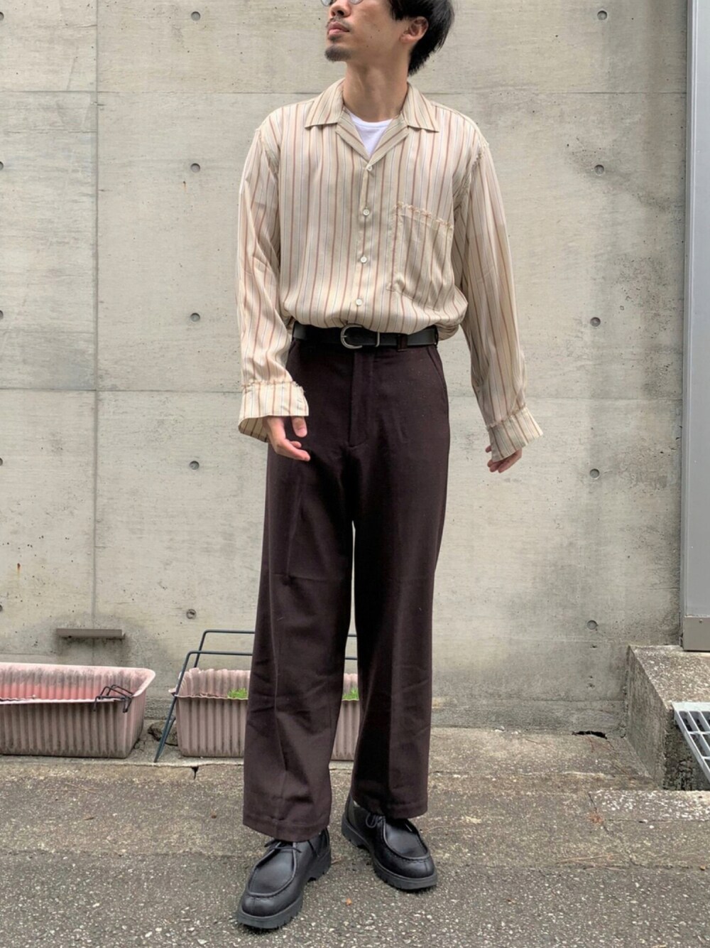 「スラックス、ワイドパンツ、ブラウン、タックイン、シンプルコーデ、オープンカラーシャツ、開襟シャツ、チロリアンシューズ、だから秋服が好き、ストライプ」｜「Steven Alanのアイテム（スラックス、ブラウン系）」を使った、KENさん（メンズ・176cm）の秋コーディネートの1枚目の写真