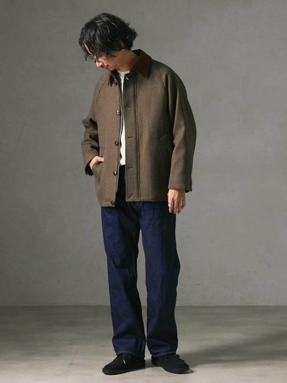 「デニム、リーバイス、休日スタイル、デニムパンツ、ショートコート、clarks、デザートブーツ、メンズファッション、秋コーデ、リーバイス501」｜「JOURNAL STANDARD relumeのHIGH LAND WOOL ハンティング ショートブルゾン（ブルゾン、イエロー系）」を使った、enoさん（メンズ・174cm）の秋コーディネートの1枚目の写真