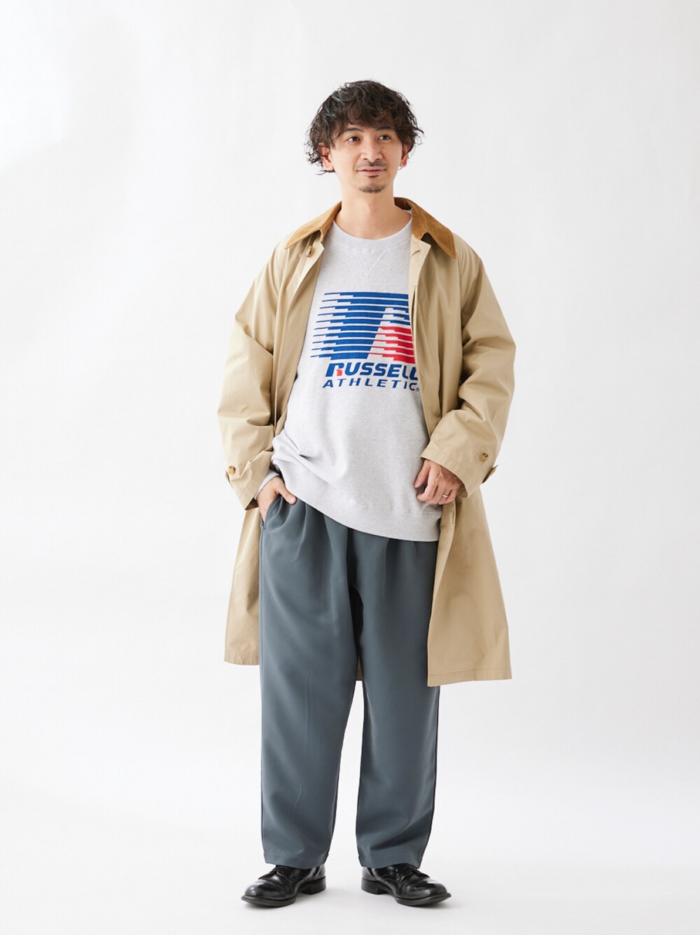 「きれいめカジュアル、スプリングコート、バルマカーンコート、ステンカラーコート、ベージュ、コーデュロイ、ラッセルアスレチック、別注、ロゴスウェット、グレー、シェフパンツ、スラックス、ドレスシューズ、ほめられ本命コーデ、シンプルコーデ」｜「JOURNAL STANDARD relumeのC/NY  オーバーサイズバルマカーンコート（ステンカラーコート、ベージュ系）」を使った、enoさん（メンズ・174cm）の冬コーディネートの1枚目の写真