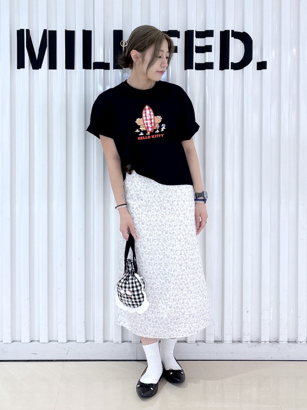 ブラック系のTシャツ/カットソー、ホワイト系のワンピース、ブラック系のポーチを着用したレディースの春コーディネートの1枚目の写真