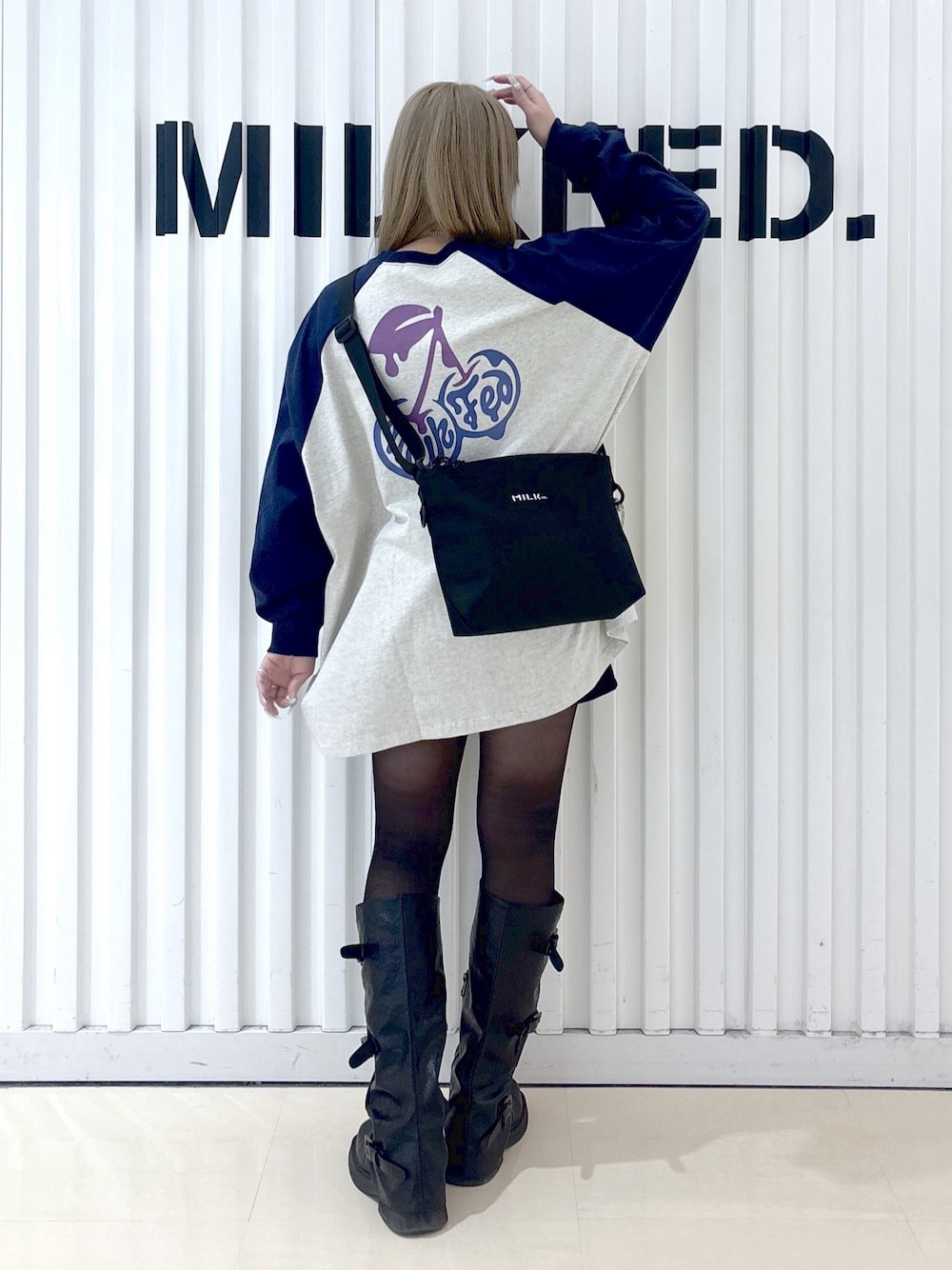 ベージュ系のTシャツ/カットソー、ブラック系のショルダーバッグを着用したレディースの冬コーディネートの1枚目の写真