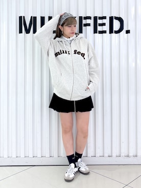 「アイテム（ヘアバンド）」を使った、石田 莉央さん（レディース・161cm）の秋コーディネート