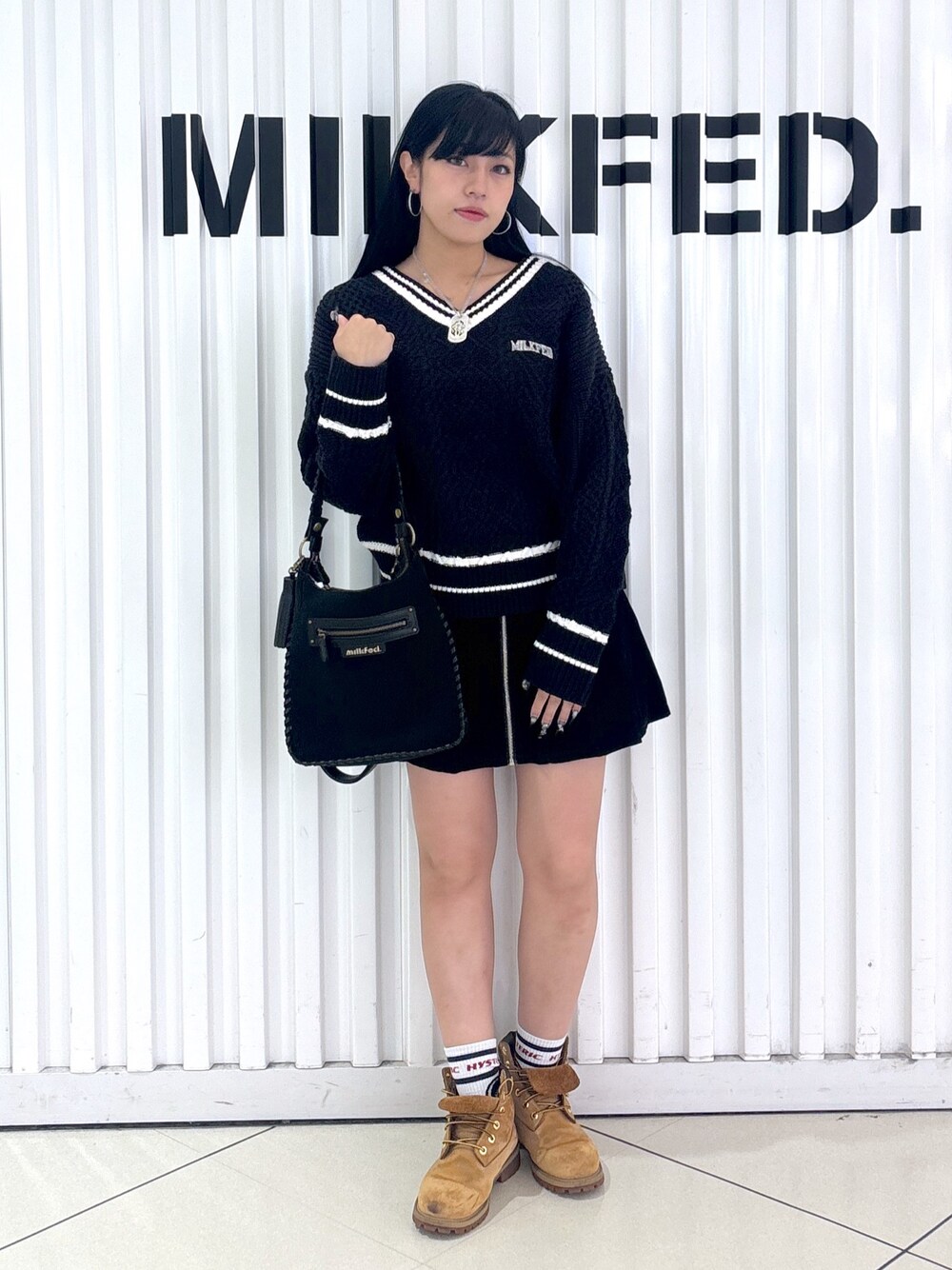 ブラック系のその他パンツ、ブルー系のニット/セーター、ブラック系のショルダーバッグを着用したレディースの秋コーディネートの1枚目の写真