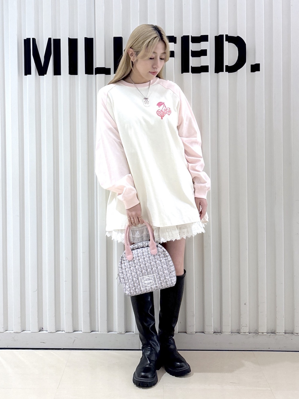 ホワイト系のTシャツ/カットソー、ホワイト系のスカート、グレー系のハンドバッグを着用したレディースの春コーディネートの1枚目の写真