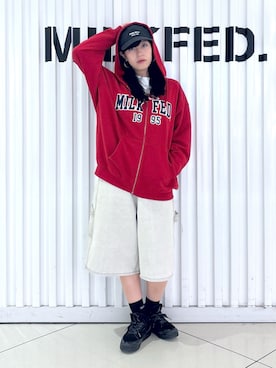 「アイテム（パーカー）」を使った、石田 莉央さん（レディース・161cm）の秋コーディネート
