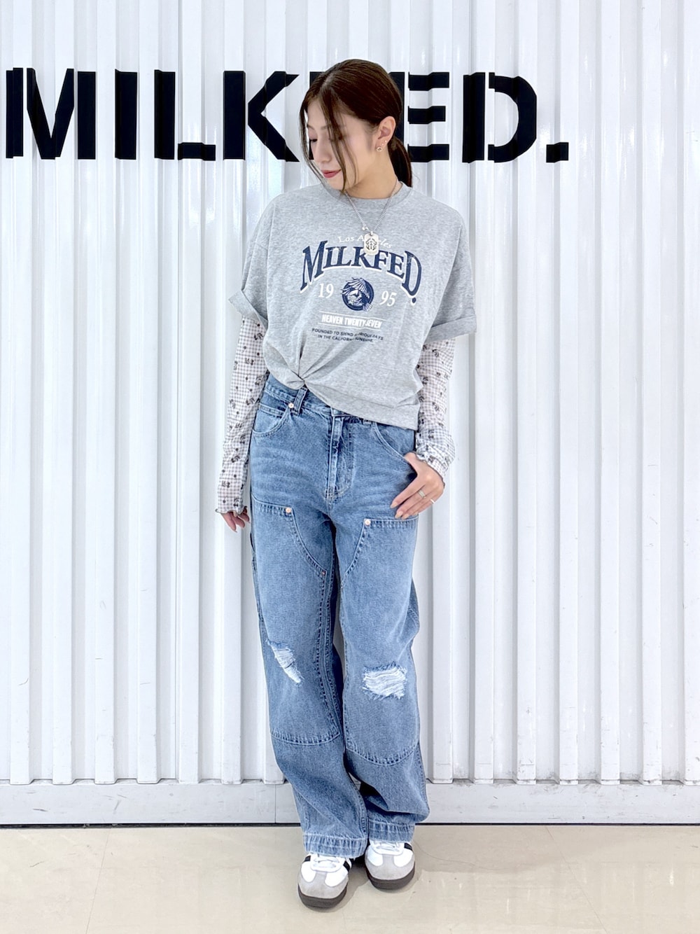 グレー系のTシャツ/カットソー、グレー系のTシャツ/カットソー、ブルー系のデニムパンツを着用したレディースの秋コーディネートの1枚目の写真