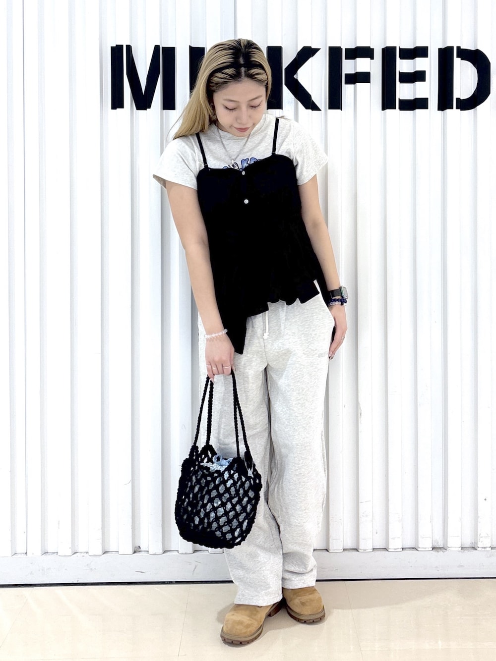 ブラック系のシャツ/ブラウス、ベージュ系のTシャツ/カットソー、ベージュ系のスウェットパンツを着用したレディースの春コーディネートの1枚目の写真