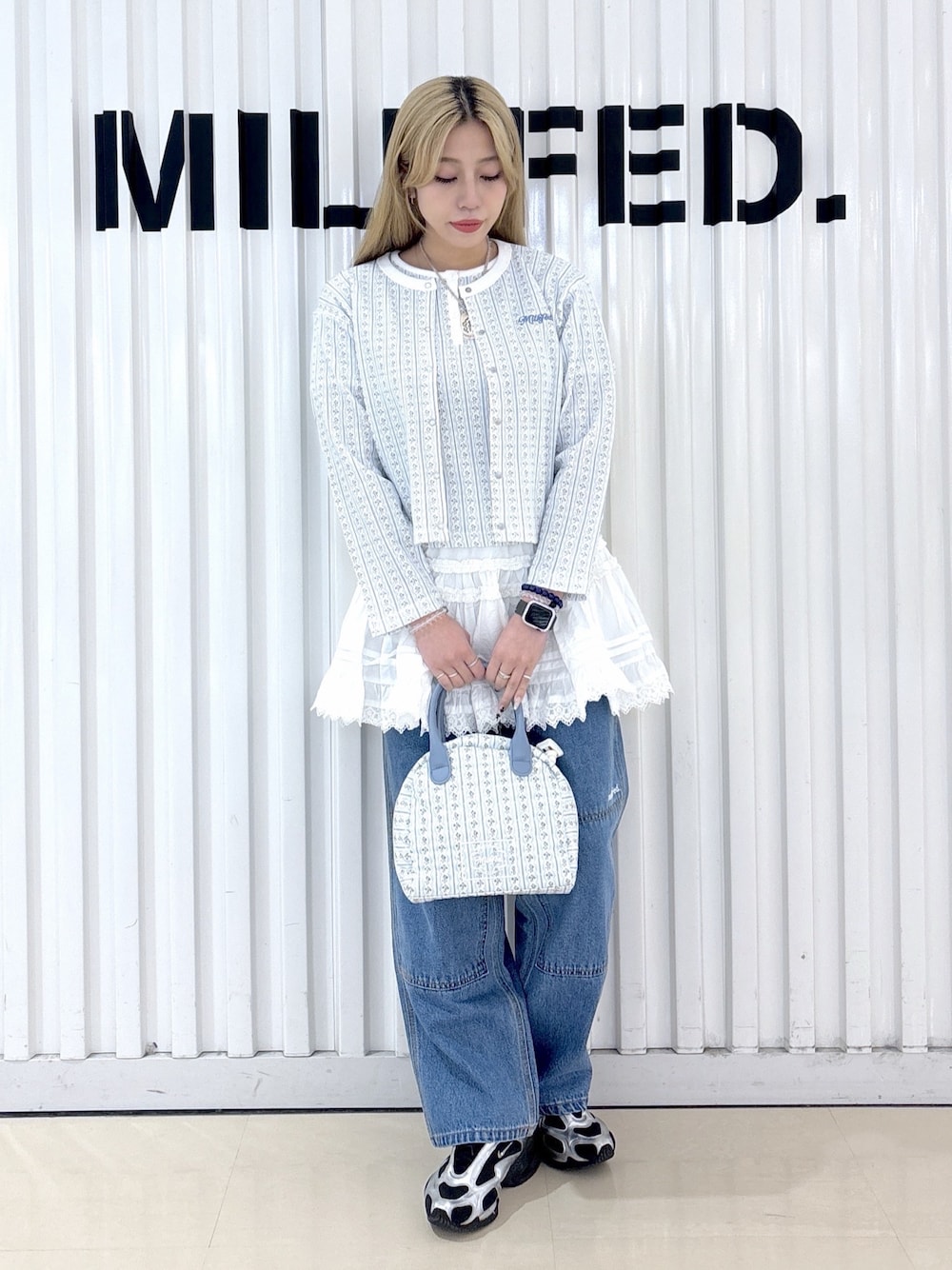 ホワイト系のカーディガン/ボレロ、ホワイト系のTシャツ/カットソー、ホワイト系のスカートを着用したレディースの春コーディネートの1枚目の写真