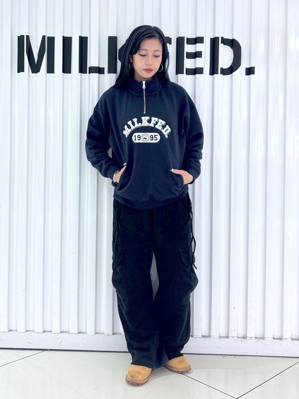 ブルー系のスウェット、ブラック系のスウェットパンツ、ブラック系のTシャツ/カットソーを着用したレディースの秋コーディネートの1枚目の写真