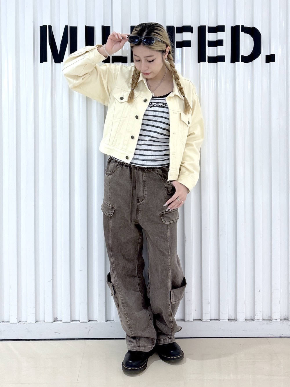 ブラウン系のその他パンツ、ホワイト系のデニムジャケット、その他のキャミソールを着用したレディースの春コーディネートの1枚目の写真