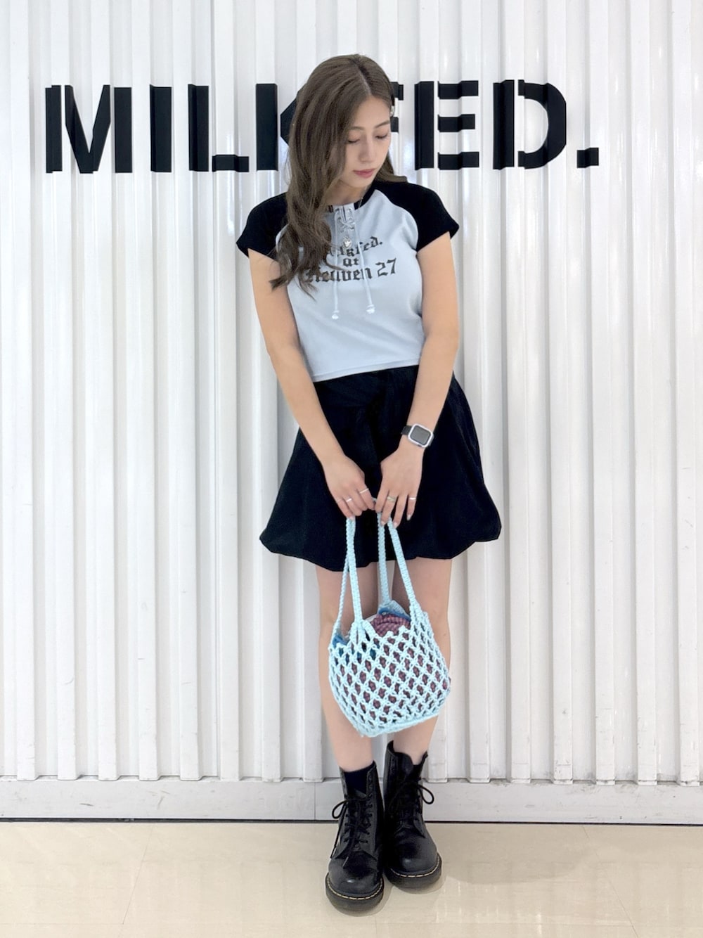 ブルー系のTシャツ/カットソー、ブルー系のスカート、ブルー系のショルダーバッグを着用したレディースの夏コーディネートの1枚目の写真
