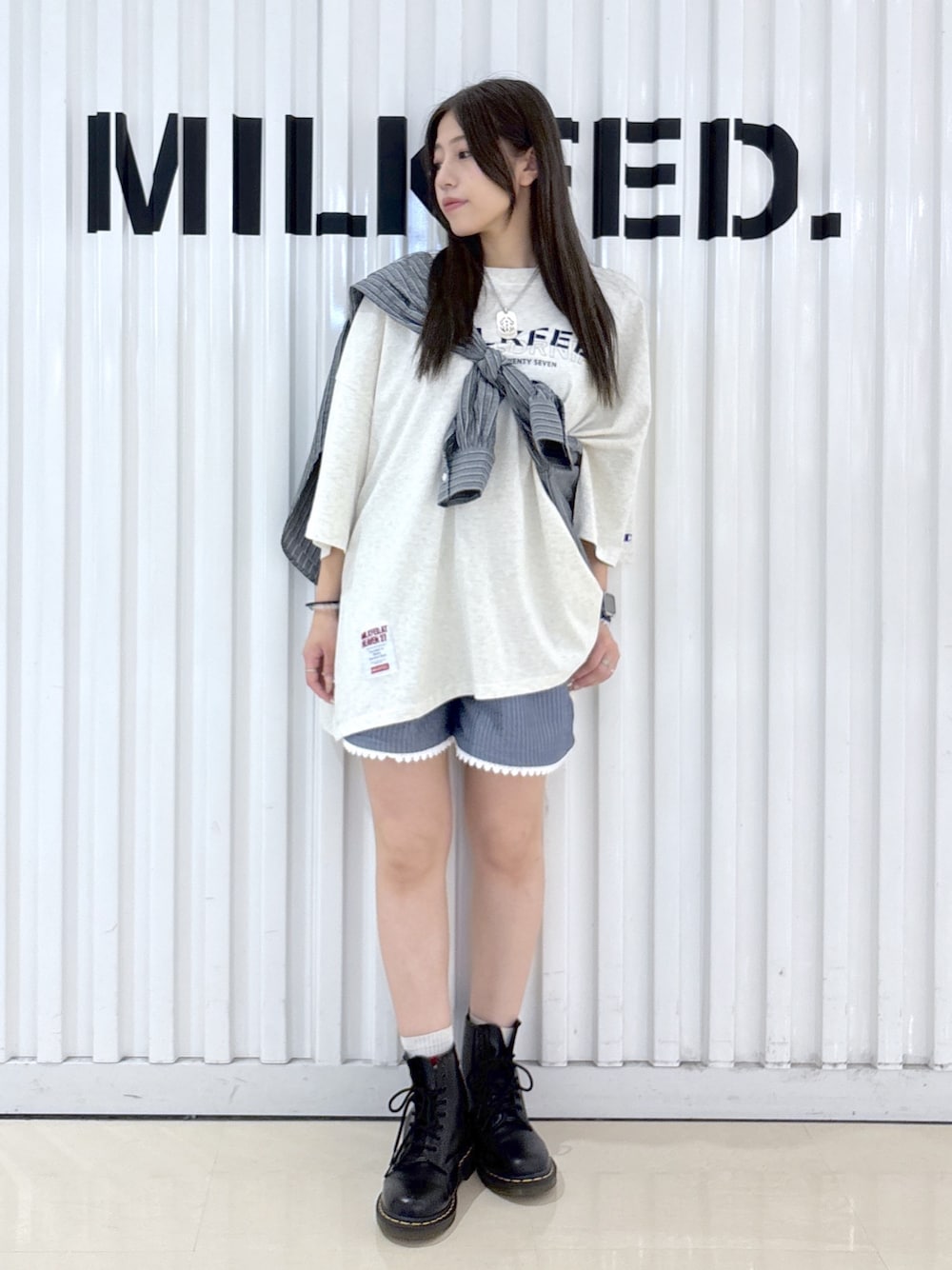 ベージュ系のTシャツ/カットソー、グレー系のシャツ/ブラウス、ブルー系のその他パンツを着用したレディースの夏コーディネートの1枚目の写真