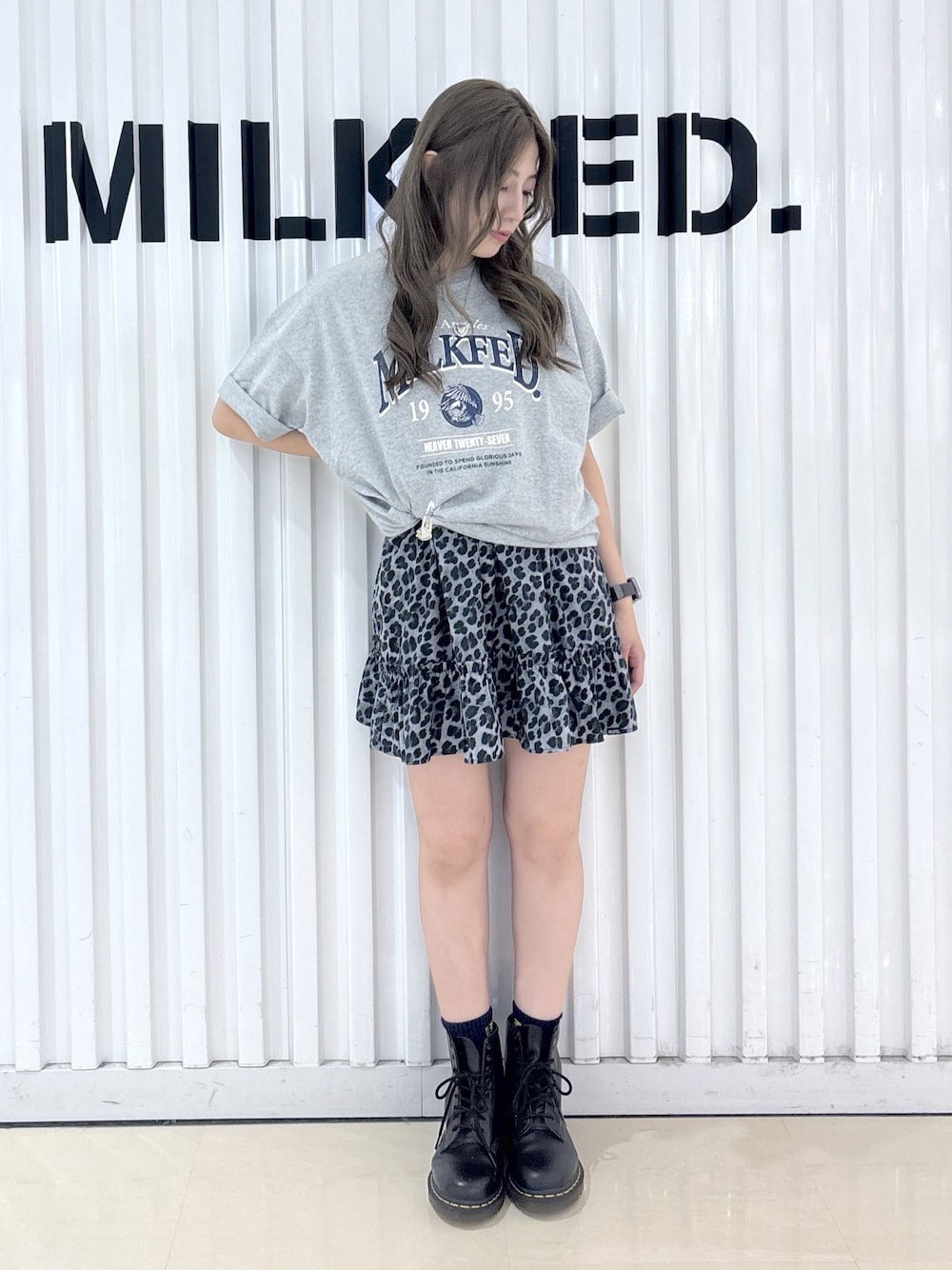 ブラック系のワンピース、グレー系のTシャツ/カットソー、シルバー系のヘアピンを着用したレディースの夏コーディネートの1枚目の写真