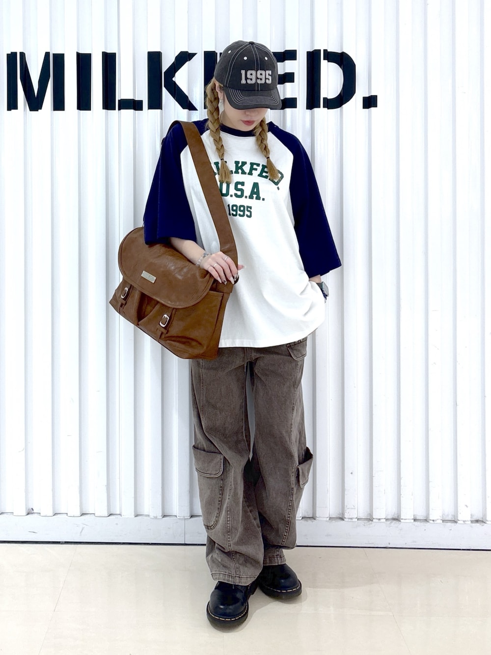 ブラウン系のショルダーバッグ、ブラウン系のその他パンツ、ホワイト系のTシャツ/カットソーを着用したレディースの春コーディネートの1枚目の写真