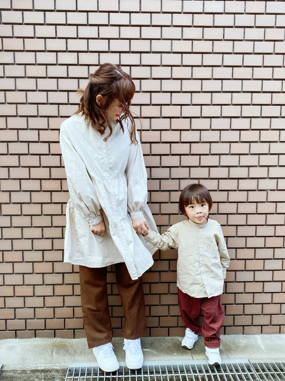 「休日スタイル、秋コーデ、男の子、親子コーデ、リンクコーデ、むすこーで、男の子ママ、男の子コーデ、アプレレクール、キッズファッション、ブラウン、ベージュ、シャツスタイル、GU、シンプル」｜「GUのアイテム（ワンピース/ドレス、ベージュ系）」を使った、m.eさん（キッズ・90cm）の秋コーディネートの1枚目の写真