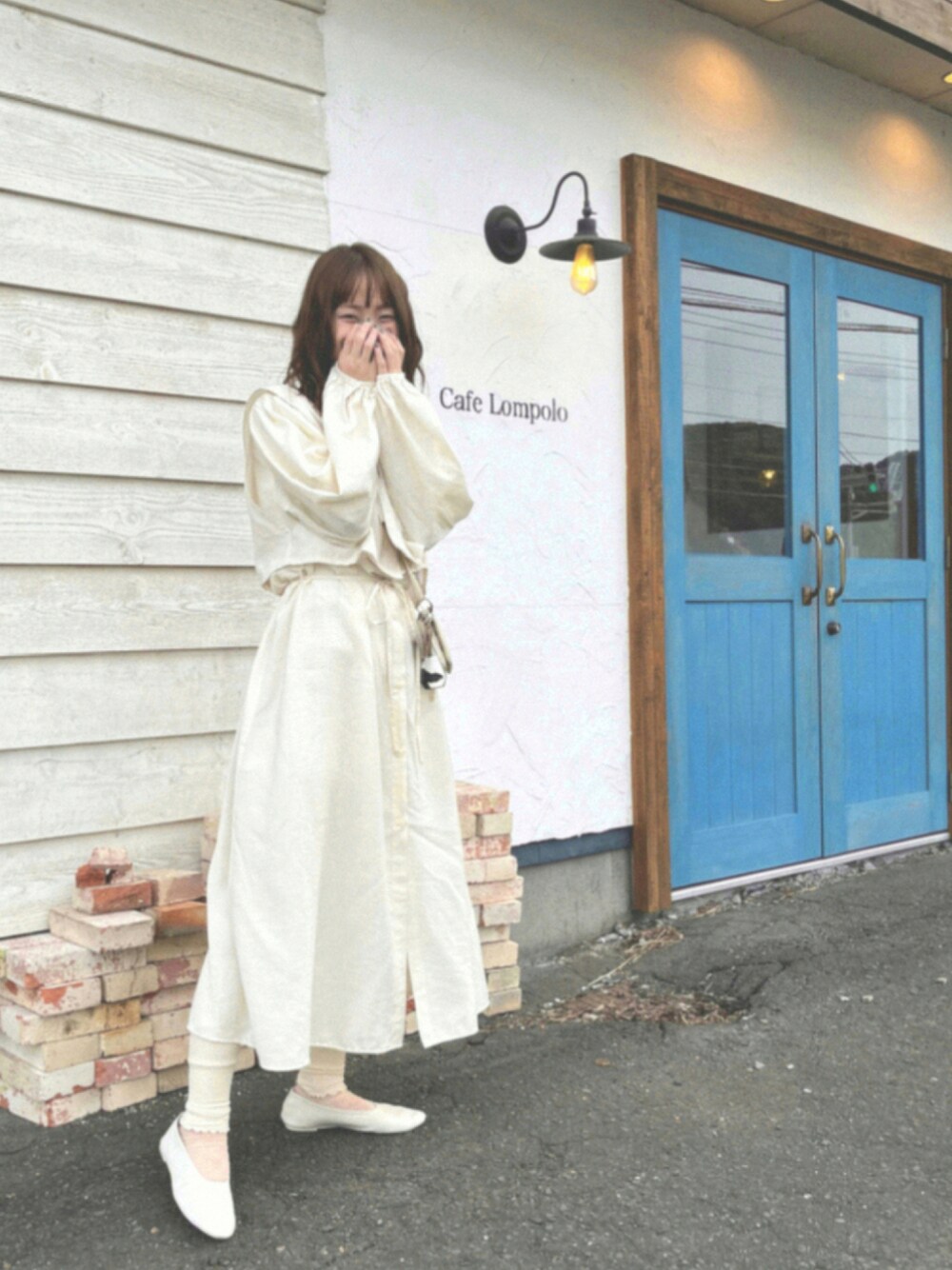 ホワイト系のショルダーバッグ、ホワイト系のワンピース、ホワイト系のバレエシューズを着用したレディースの秋コーディネートの1枚目の写真