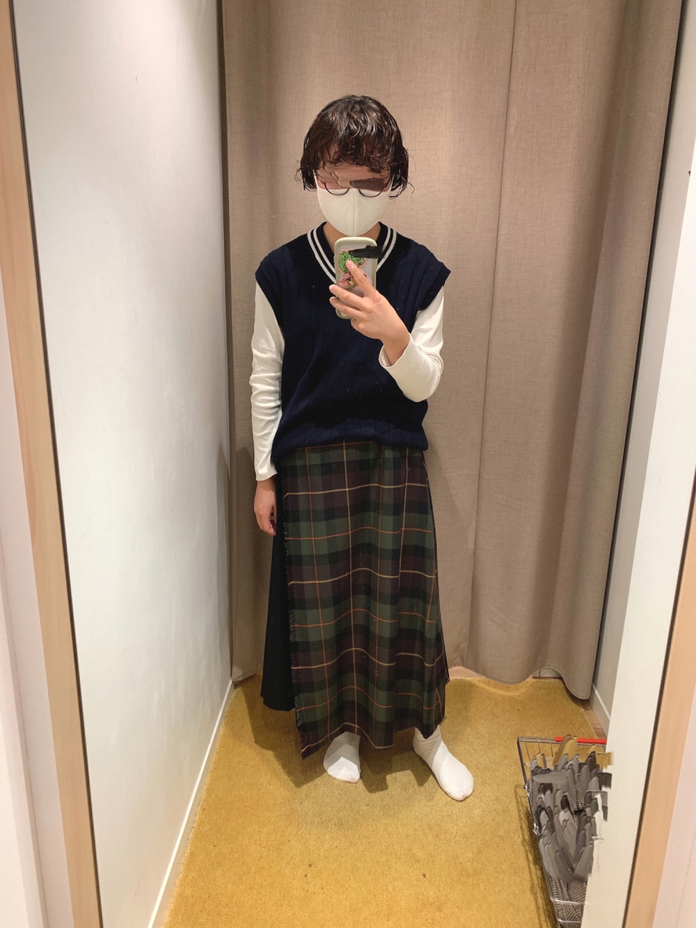 「シンプル、秋のコーデ、ナチュラル、ベスト、ユニクロ、ニットベスト、お出かけコーデ、大人コーデ、カジュアルコーデ、ゆるコーデ、ブラウンコーデ、メガネ女子、ショートヘア、オニールオブダブリン、秋冬コーデ」｜「UNIQLOのオーバーサイズクルーネックベスト（ニット/セーター、ブルー系）」を使った、Noahさん（レディース・160cm）の秋コーディネートの1枚目の写真