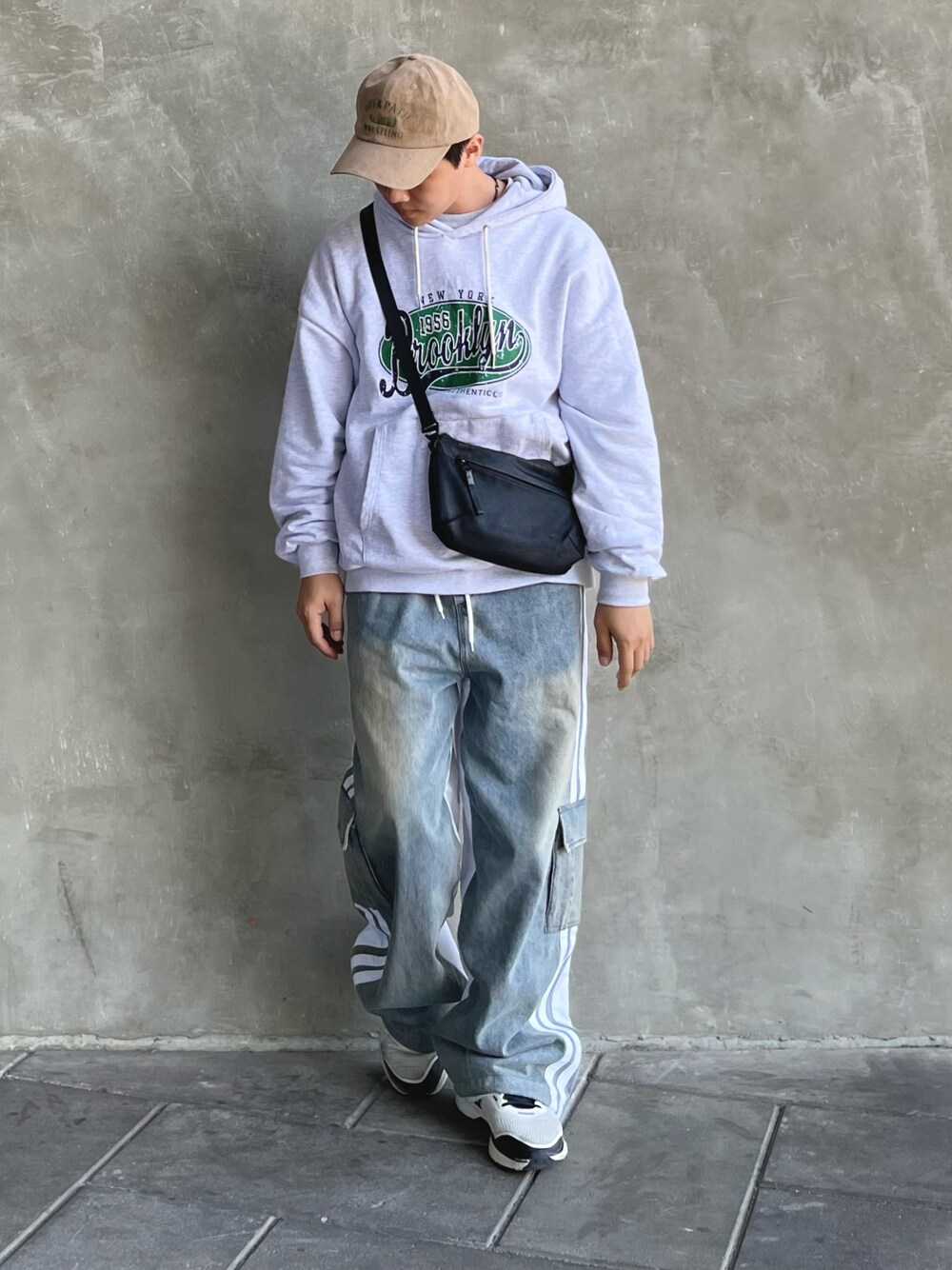 「ootd、冬、oversize、街頭穿搭、韓國品牌」｜「LMCのアイテム（その他トップス、ホワイト系）」を使った、jimmy さん（メンズ・169cm）の冬コーディネートの1枚目の写真