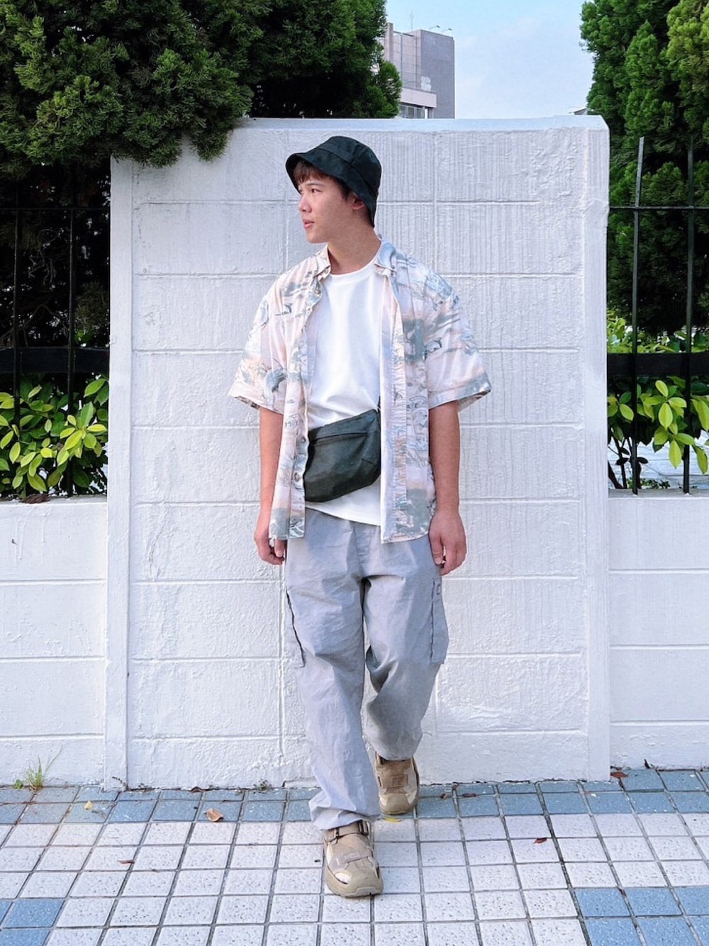 「夏、ootd」｜「GAPのアイテム（その他パンツ、シルバー系）」を使った、jimmy さん（メンズ・169cm）の秋コーディネートの1枚目の写真