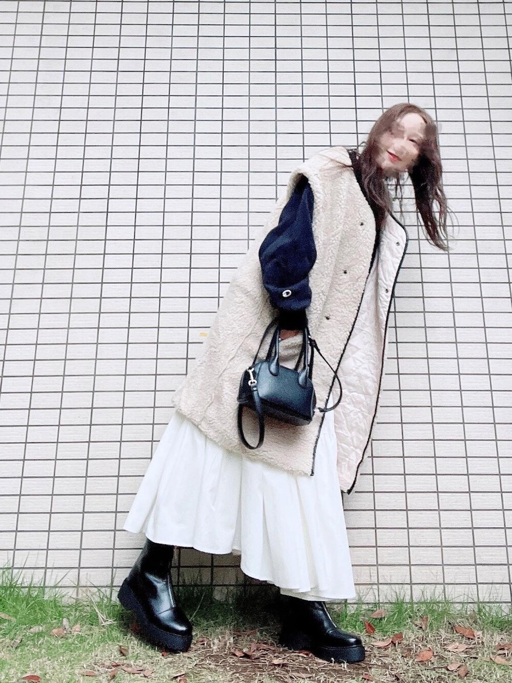 「秋冬コーデ、オトナカジュアル、秋服、ボア、ベスト、スウェット、Champion、mite、GRL、ロングスカート、レイヤードスタイル、ショートブーツ、プチプラ、パールネックレス」｜「Championのアイテム（スウェット、ブラック系）」を使った、chan-miさん（レディース・163cm）の秋コーディネートの1枚目の写真