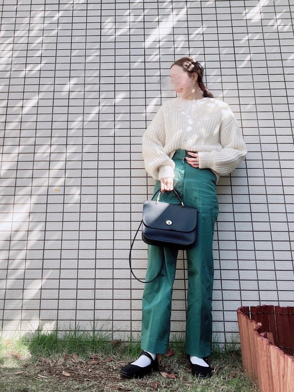 「秋コーデ、ざっくりニット、ZARA、グリーン、ビッグカラー、シースルー、カンフーシューズ、パンツスタイル、大人カジュアル、カーディガン、ニットカーディガン、オーバーサイズ、ショルダーバッグ、ハイウエスト」｜「ZARAのアイテム（カーディガン/ボレロ、ホワイト系）」を使った、chan-miさん（レディース・163cm）の秋コーディネートの1枚目の写真