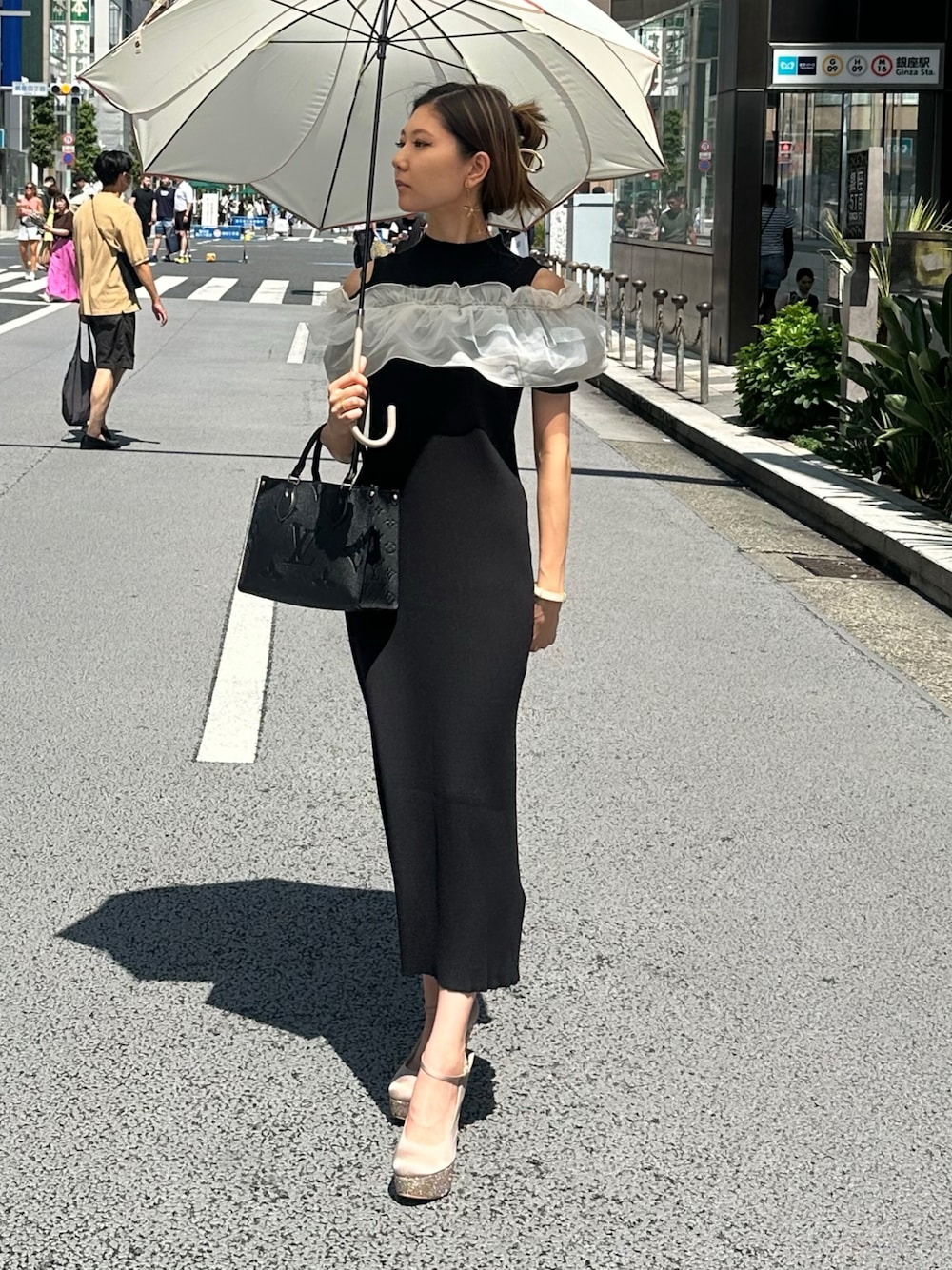 「秋服準備はじめました、お出かけコーデ、オトナ女子、シンプルコーデ、大人かわいい、デートコーデ、ワンピース、ワンピーススタイル、おしゃれさんと繋がりたい、きれいめコーディネート、レディースファッション」｜「MERCURYDUOのチュールラッフルセットニットワンピース（ワンピース、その他）」を使った、saraさん（骨格ウェーブ・レディース・157cm）の秋コーディネートの1枚目の写真