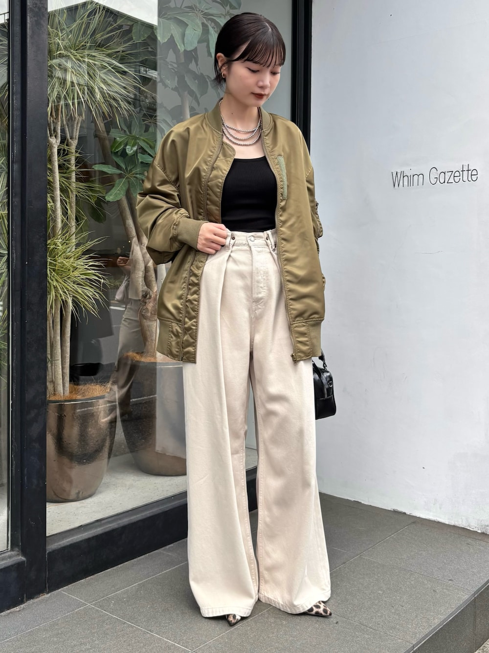「デニム、休日スタイル、きれいめカジュアル、パンツスタイル、オトナ女子、おでかけコーデ」｜「Whim Gazetteのデニムタックパンツ（デニムパンツ、ベージュ系）」を使った、Ranaさん（骨格ナチュラル・レディース・159cm）の夏コーディネートの1枚目の写真