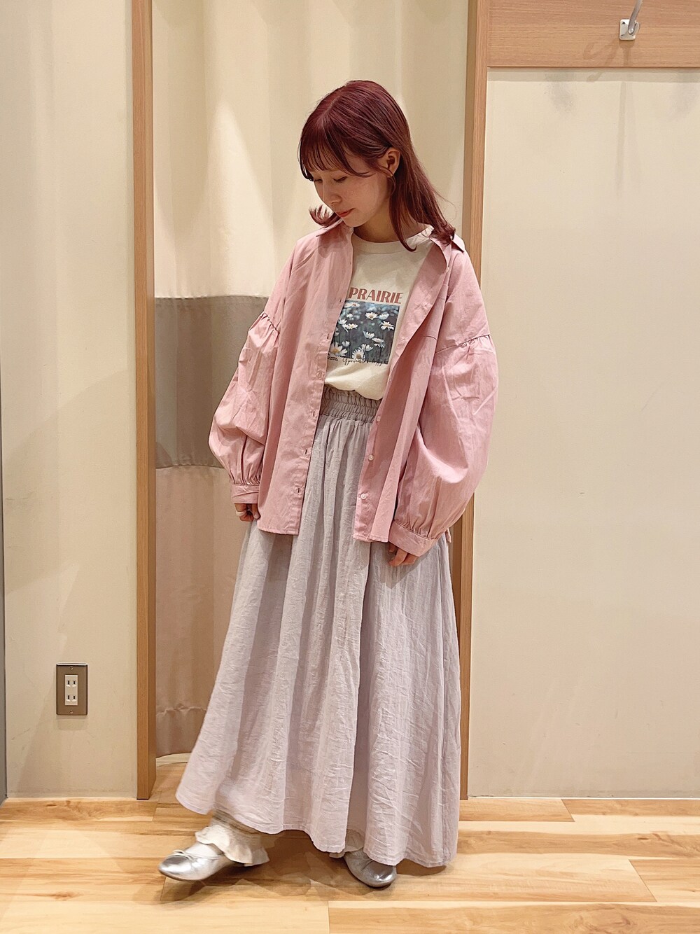 ピンク系のスカート、ベージュ系のTシャツ/カットソー、ピンク系のシャツ/ブラウスを着用したレディースの春コーディネートの1枚目の写真