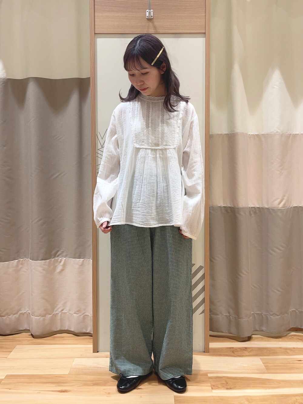 ホワイト系のシャツ/ブラウス、グリーン系のその他パンツを着用したレディースの春コーディネートの1枚目の写真