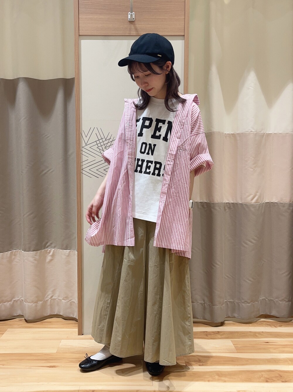 ホワイト系のTシャツ/カットソー、ピンク系のシャツ/ブラウス、ベージュ系のその他パンツを着用したレディースの春コーディネートの1枚目の写真