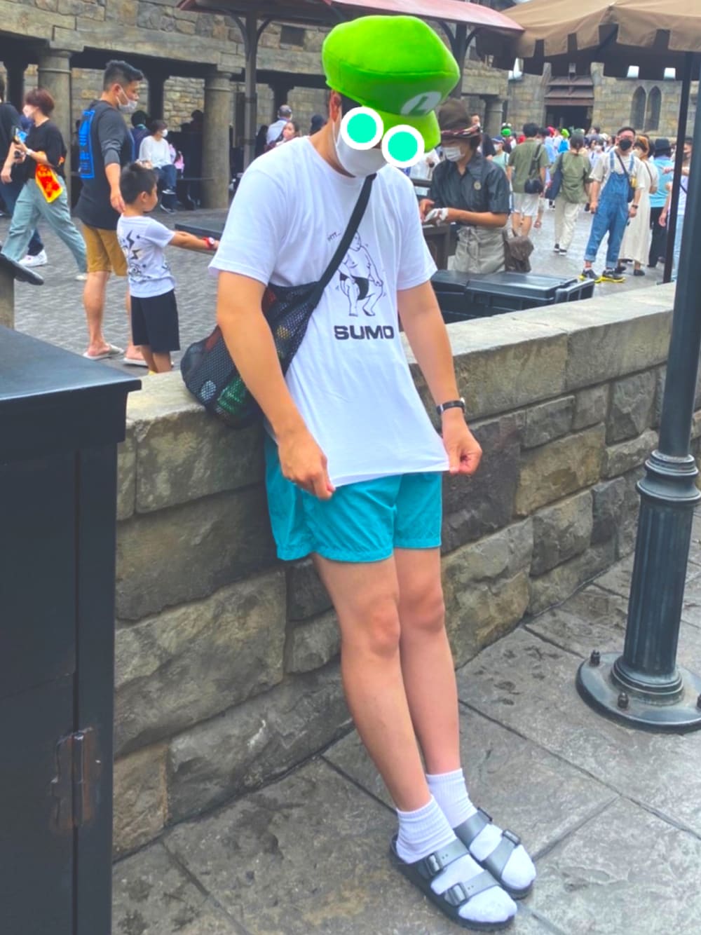 「夏、シンプルコーデ、ショートパンツ、シンプルスタイル、USJ、相撲T、休日コーデ、ルイージ」｜「BIRKENSTOCKのアイテム（サンダル、グレー系）」を使った、bambooさん（メンズ・181cm）の夏コーディネートの1枚目の写真