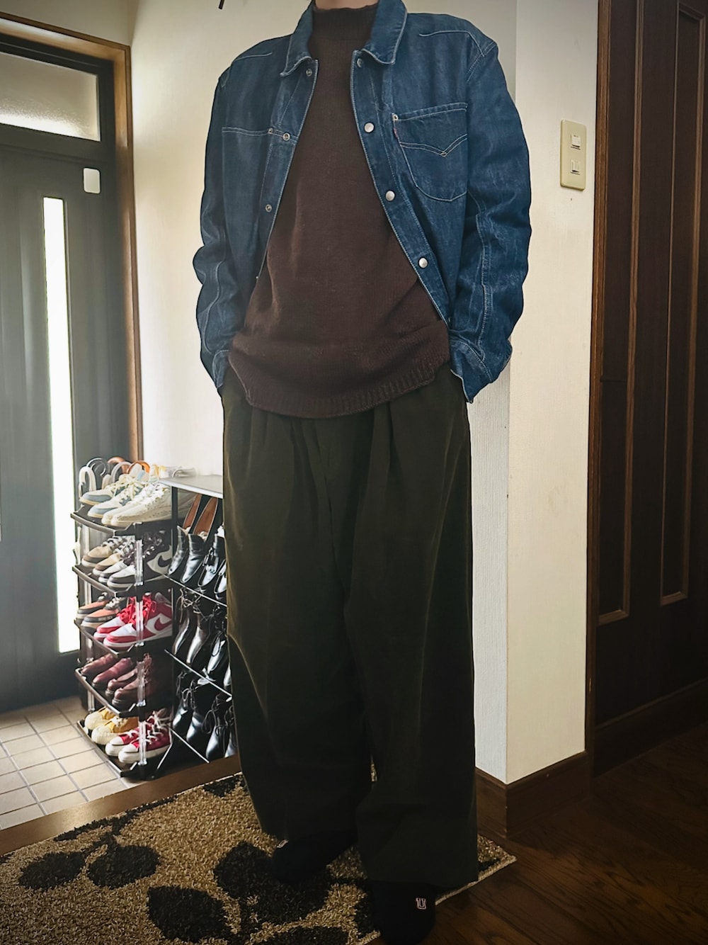 「ユーロ古着、春のおしゃ見えテクニック、デニムジャケット、デニムシャツ、ニット、ワイドパンツ、コーデュロイパンツ、ワイドスラックス、メンズファッション、大人カジュアル、ビッグシルエット、Levi's、いいね、save、フォローお願いします🤑、メンズライク、春コーデ」｜「ユーロ古着のアイテム（スラックス、グリーン系）」を使った、がんぽん兄さん（メンズ・176cm）の春コーディネートの1枚目の写真