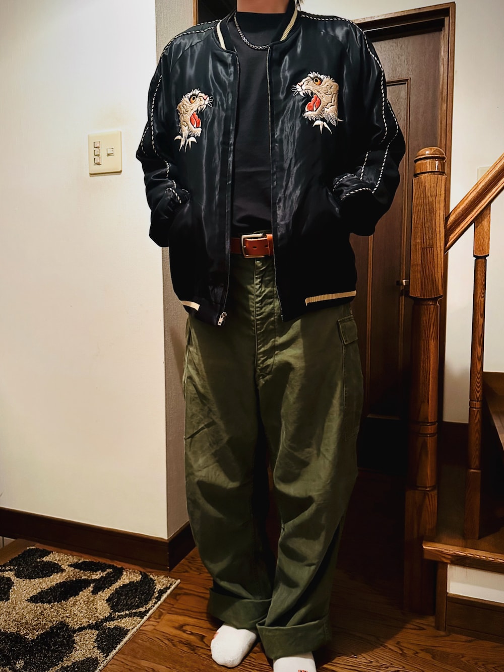 「春のNewスタイル、黒Tシャツ、スカジャン、スーベニアジャケット、カーゴパンツ、M-51、アメカジ、ミリタリー、メンズファッション、春コーデ、メンズライク、古着MIX、古着、いいね、save、フォローお願いします🤑、ワイドパンツ」｜「US ARMYのUS ARMY / Field Trousers, M-1951（M-51）（カーゴパンツ、グリーン系）」を使った、がんぽん兄さん（メンズ・176cm）の春コーディネートの1枚目の写真