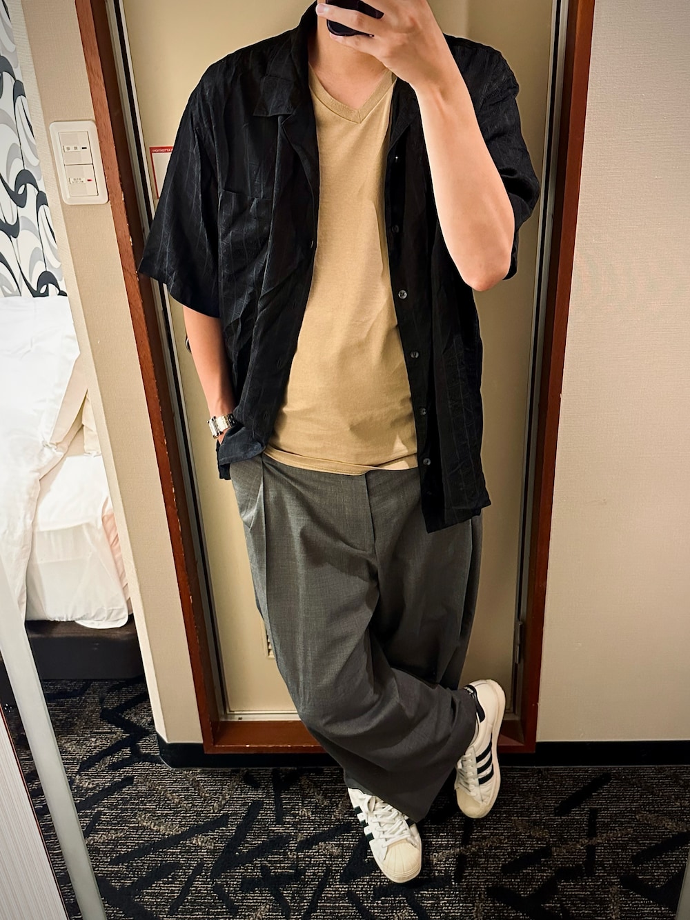 グレー系のスラックス、ベージュ系のTシャツ/カットソー、ブラック系のシャツ/ブラウスを着用したメンズの秋コーディネートの1枚目の写真