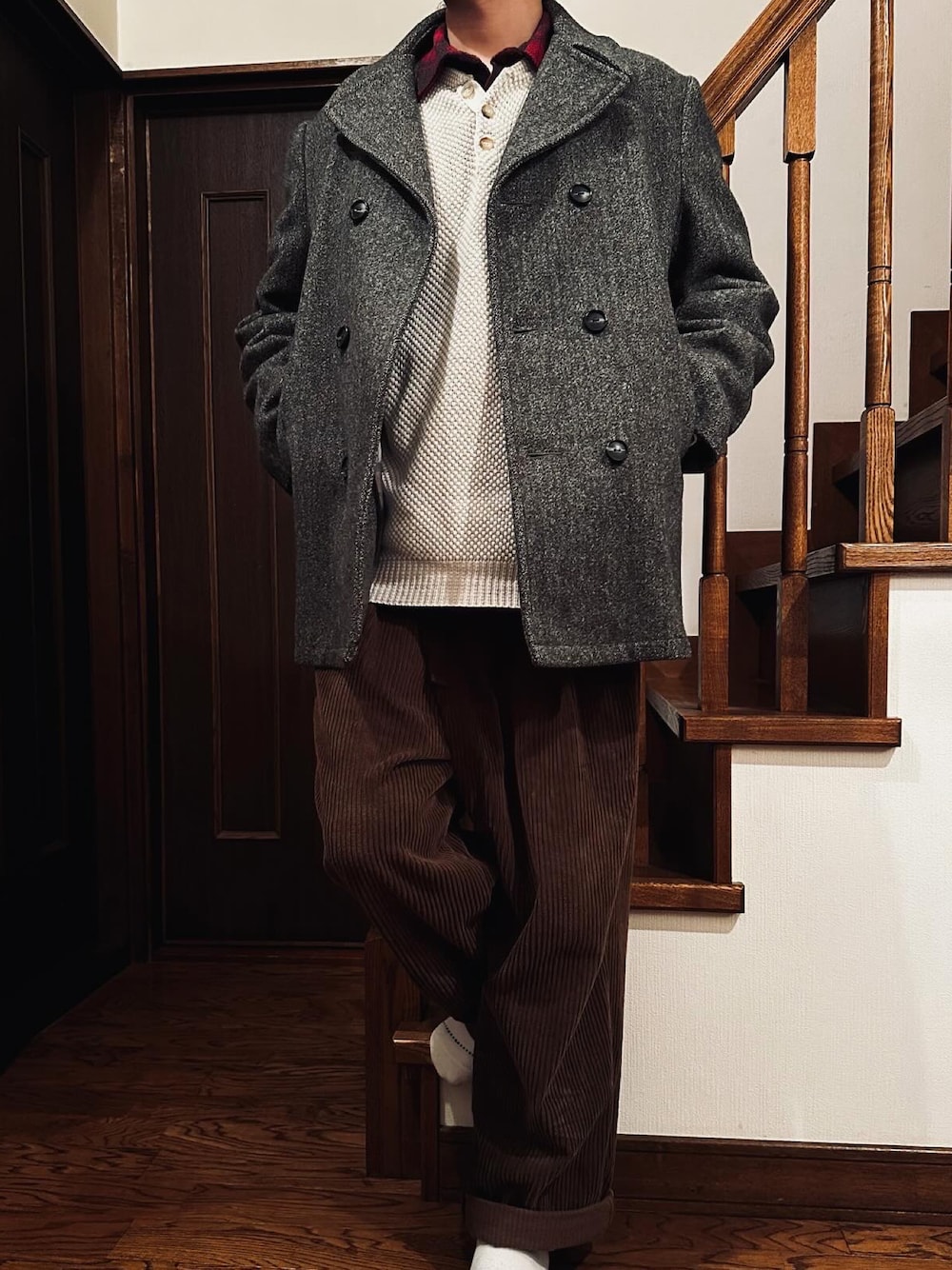 「おしゃれさんと繋がりたい、アメカジ、古着、古着MIX、カジュアル、コットンニット、ネルシャツ、チェックシャツ、コーデュロイパンツ、Pコート、ワイドパンツ、ビッグシルエット、ヘンリーネック、アウトドア、デート」｜「Eddie BauerのEddie Bauer / ウールPコート（ピーコート、グレー系）」を使った、がんぽん兄さん（メンズ・176cm）の冬コーディネートの1枚目の写真