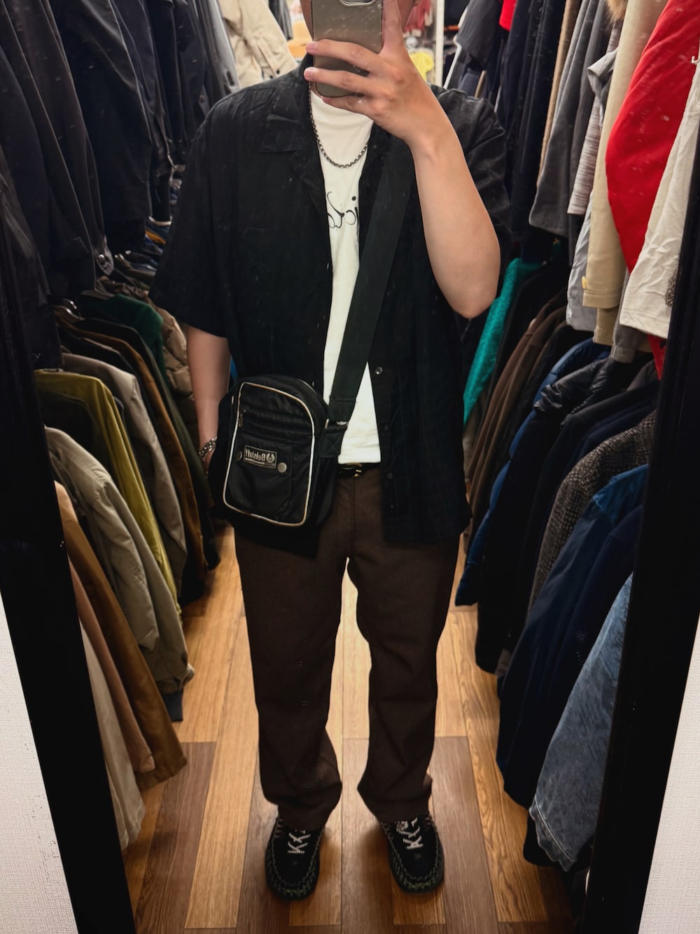 ブラック系のサンダル、ホワイト系のTシャツ/カットソー、ブラック系のシャツ/ブラウスを着用したメンズの夏コーディネートの1枚目の写真