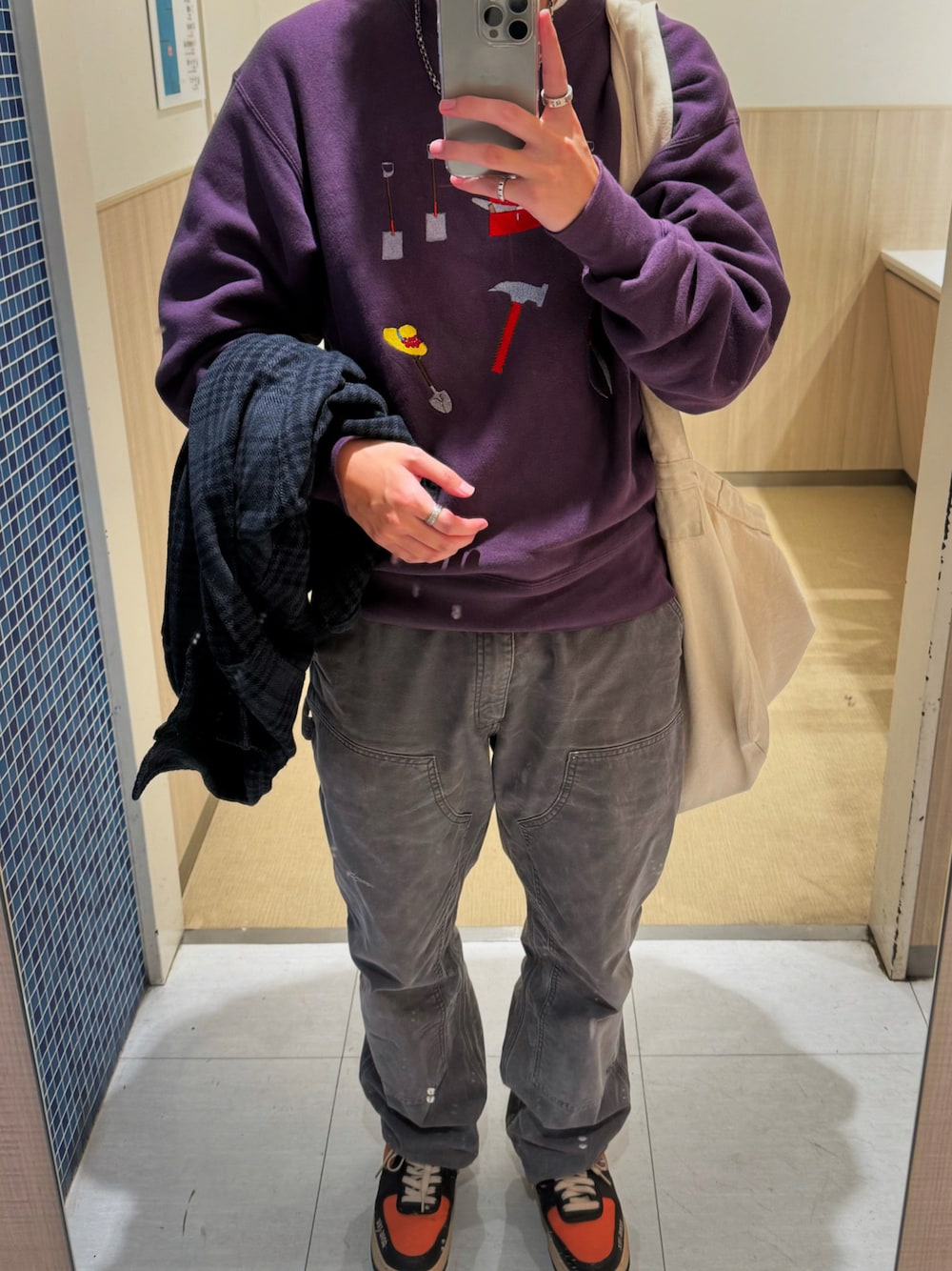 「秋コーデ、スウェット、ダブルニー、ワークパンツ、ネルシャツ、チェックシャツ、ショルダーバッグ、古着、アメカジ、古着MIX、おしゃれさんと繋がりたい、冬コーデ、いいね、save、フォローお願いします🤑、メンズファッション、スニーカーコーデ」｜「CarharttのCarhartt / ダブルニーペインターパンツ（その他パンツ、グレー系）」を使った、がんぽん兄さん（メンズ・176cm）の秋コーディネートの1枚目の写真