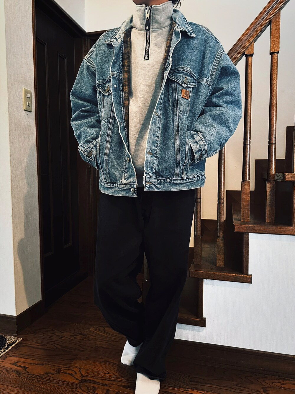 「大人カジュアル、メンズコーデ、ビッグシルエット、ハーフジップ、スウェット、デニムジャケット、ワイドパンツ、ブラックデニム、古着MIX、古着、Levi's、carhartt、SCHOTT、アメカジ、お洒落さんとつながりたい」｜「SILVER TABのLevi's SILVER TAB / 90'sブラックバギーデニムパンツ / 38 inch（デニムパンツ、ブラック系）」を使った、がんぽん兄さん（メンズ・176cm）の冬コーディネートの1枚目の写真