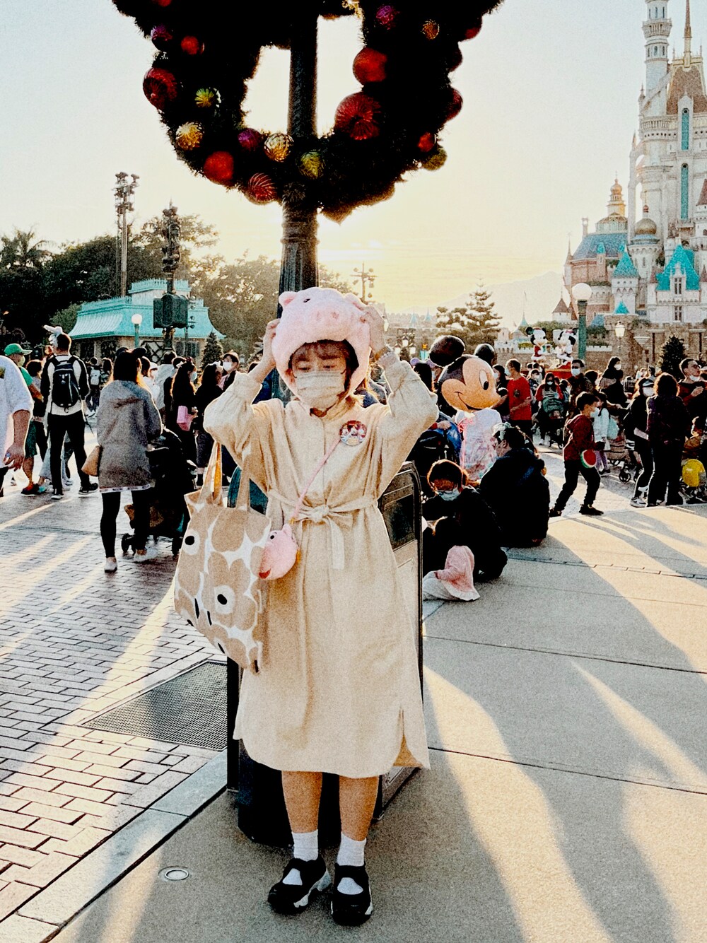 「winter、corduroy、disney、Disneyland、冬コーデ、冬、冬のコーデ、ディズニーランド、white、Hong Kong」｜「UNIQLOのアイテム（ワンピース、ベージュ系）」を使った、VIOLALAさん（レディース・155cm）の冬コーディネートの1枚目の写真