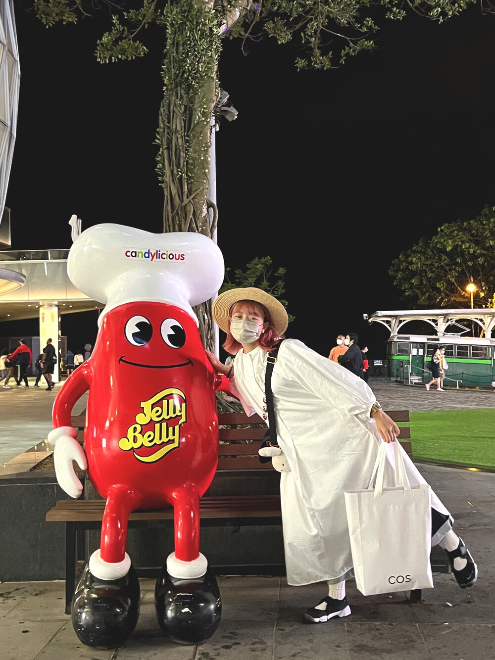 「秋のコーデ、秋コーデ、白スニーカー、ootd、ALLWHITE、dress」｜「COSのアイテム（ワンピース、ホワイト系）」を使った、VIOLALAさん（レディース・155cm）の春コーディネートの1枚目の写真
