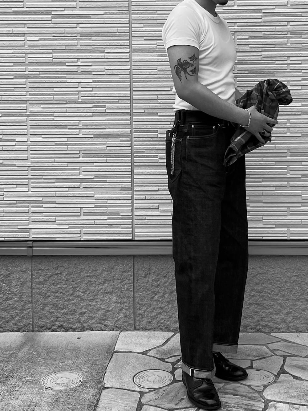「B.V.Dのアイテム（Tシャツ/カットソー、ホワイト系）」を使った、ryoheiさん（メンズ・181cm）の春コーディネートの1枚目の写真