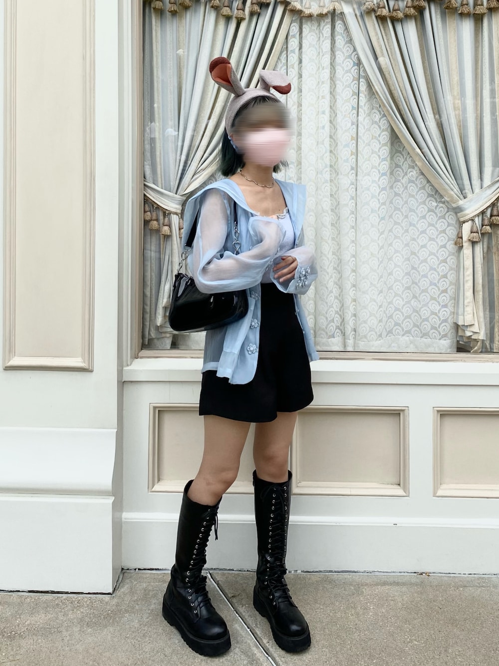 「ディズニーコーデ、ディズニー、ロングブーツ、モノトーン、サックスブルー」｜「BUBBLESのアイテム（ブーツ、ブラック系）」を使った、ルナ☽さん（レディース・154cm）の夏コーディネートの1枚目の写真