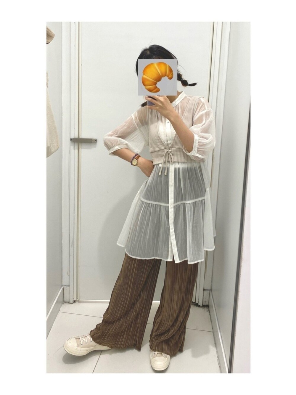 「GU、ニットベスト、白スニーカー、プチプラ、プチプラコーデ、シアーシャツ、淡色コーデ、GUコーデ」｜「GUのアイテム（ニット/セーター、ベージュ系）」を使った、ルナ☽さん（レディース・154cm）の夏コーディネートの1枚目の写真