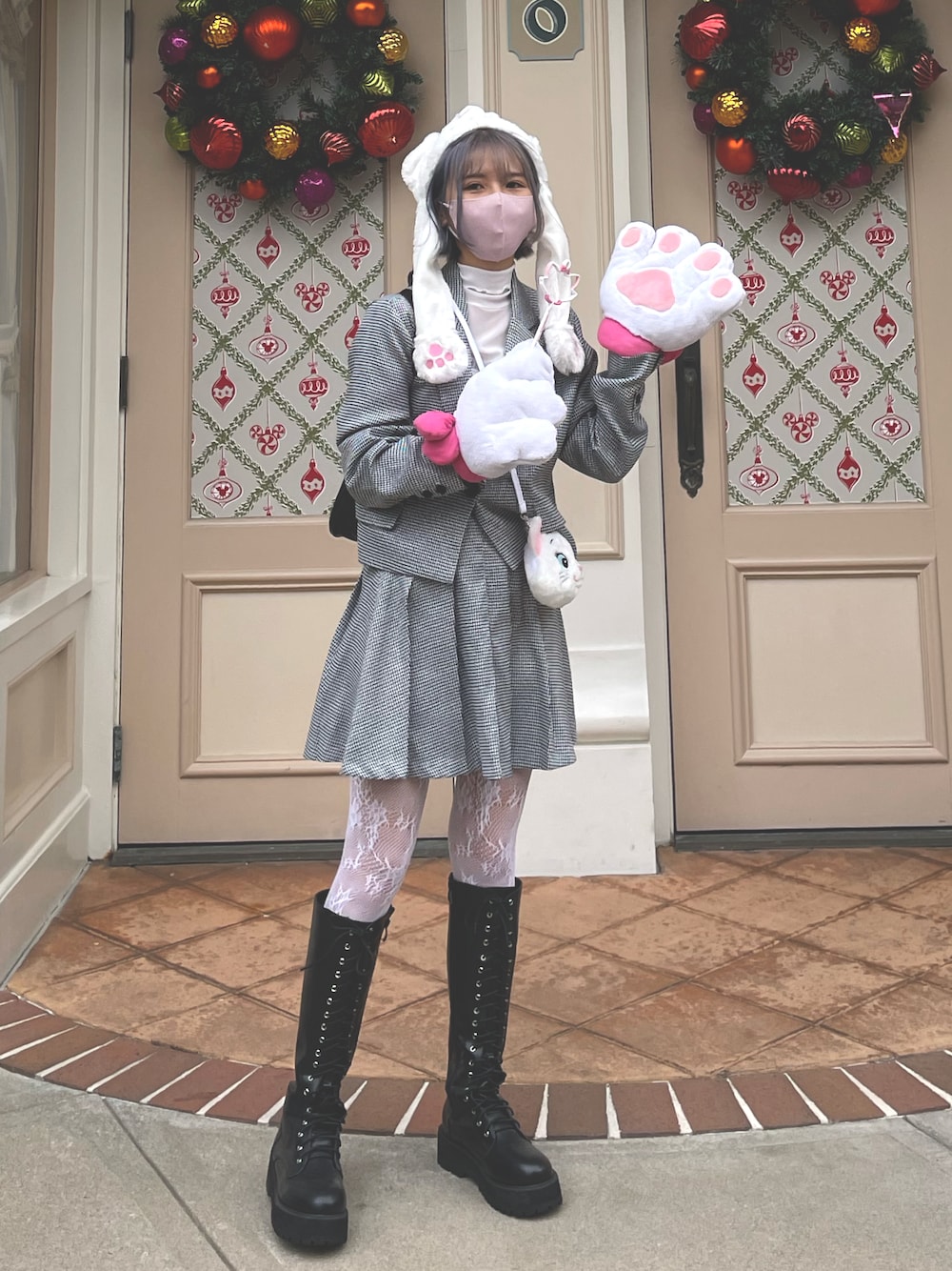 「ディズニーコーデ、マリーちゃんコーデ、セットアップ、ロングブーツ、レイヤードスタイル、ガーリー」｜「GRLのタートルネックメロウシアートップス（Tシャツ/カットソー、ホワイト系）」を使った、ルナ☽さん（レディース・156cm）の冬コーディネートの1枚目の写真