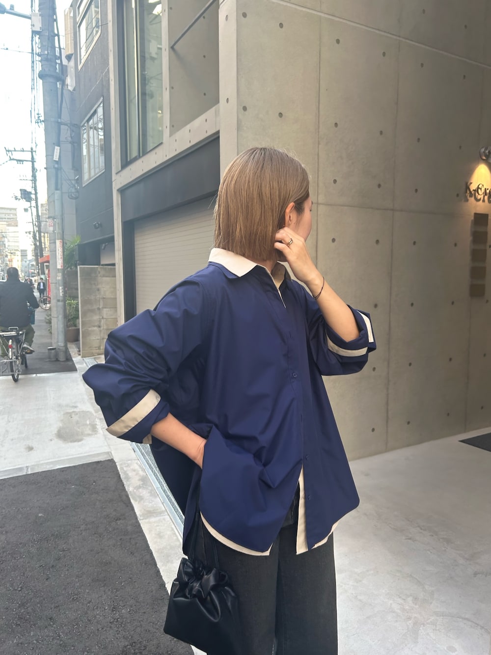 ブルー系のシャツ/ブラウス、ブラック系のデニムパンツを着用したレディースの冬コーディネートの1枚目の写真