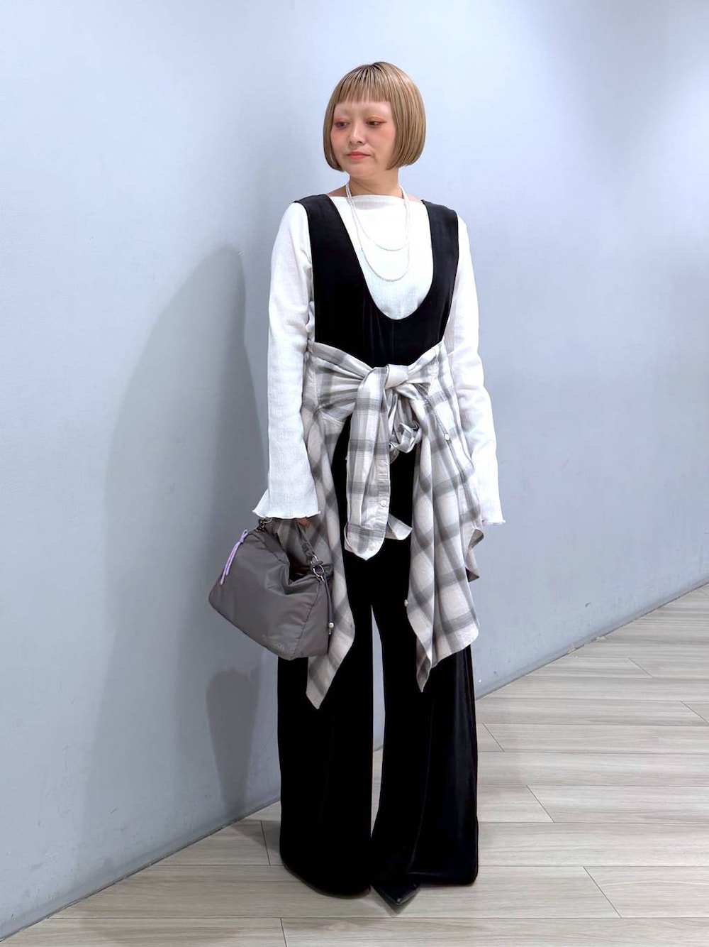 ブラック系のつなぎ/オールインワン、グレー系のシャツ/ブラウス、ホワイト系のTシャツ/カットソーを着用したレディースの秋コーディネートの1枚目の写真