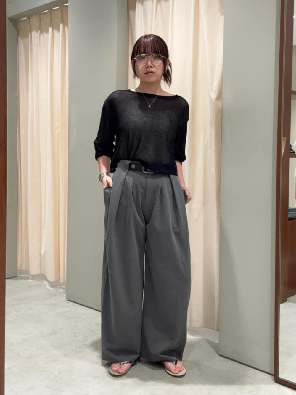 グレー系のその他パンツ、ブラック系のニット/セーター、ホワイト系のシャツ/ブラウスを着用したレディースの夏コーディネートの1枚目の写真