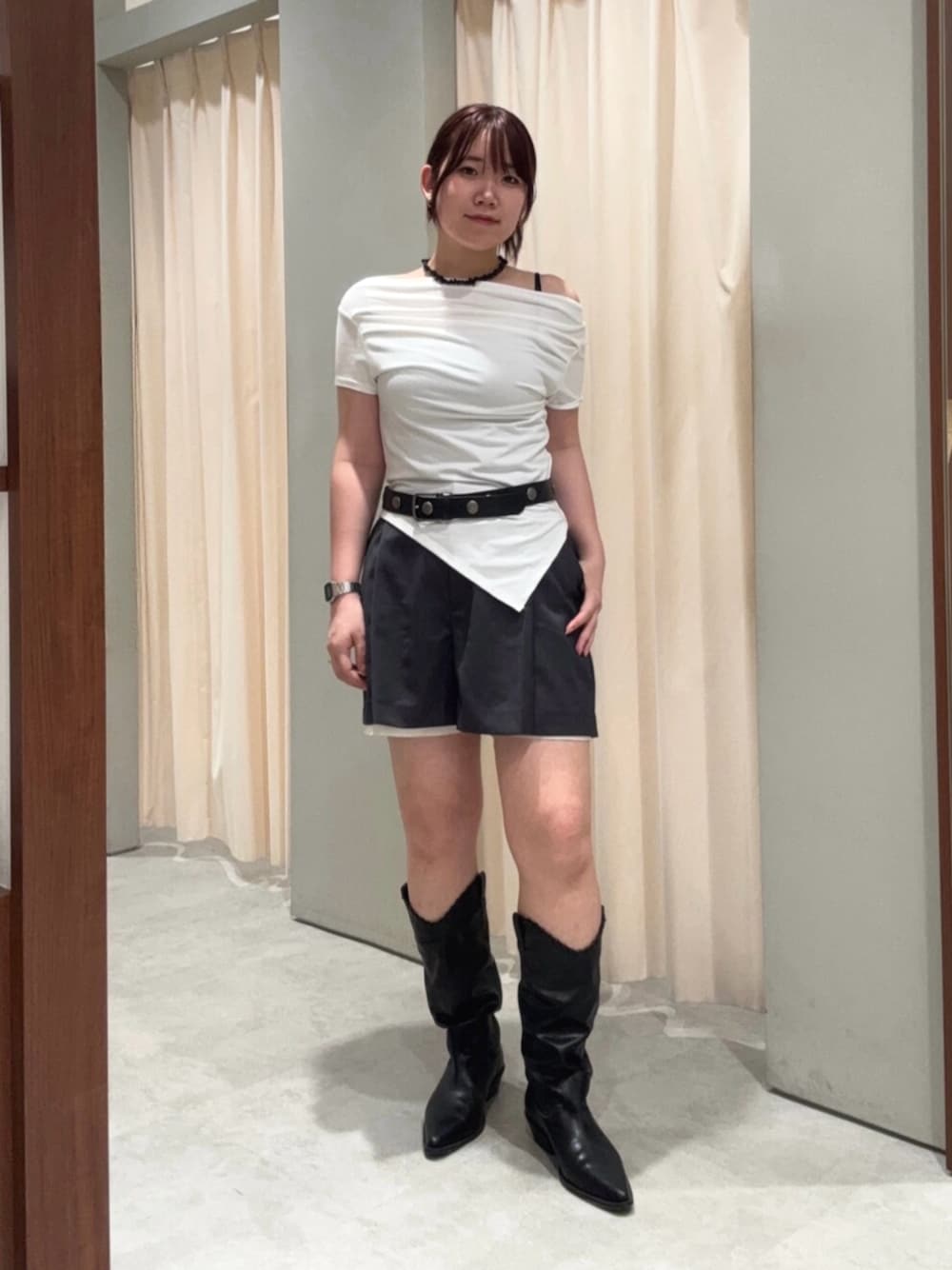 ブラック系のブーツ、グレー系のその他パンツ、ホワイト系のTシャツ/カットソーを着用したレディースの夏コーディネートの1枚目の写真