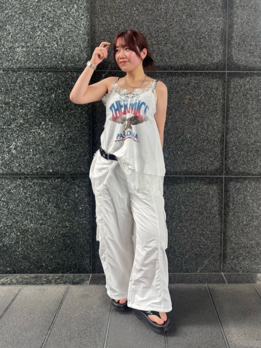 ホワイト系のキャミソール、ホワイト系のその他パンツ、ブラック系のその他シューズを着用したレディースの夏コーディネートの1枚目の写真