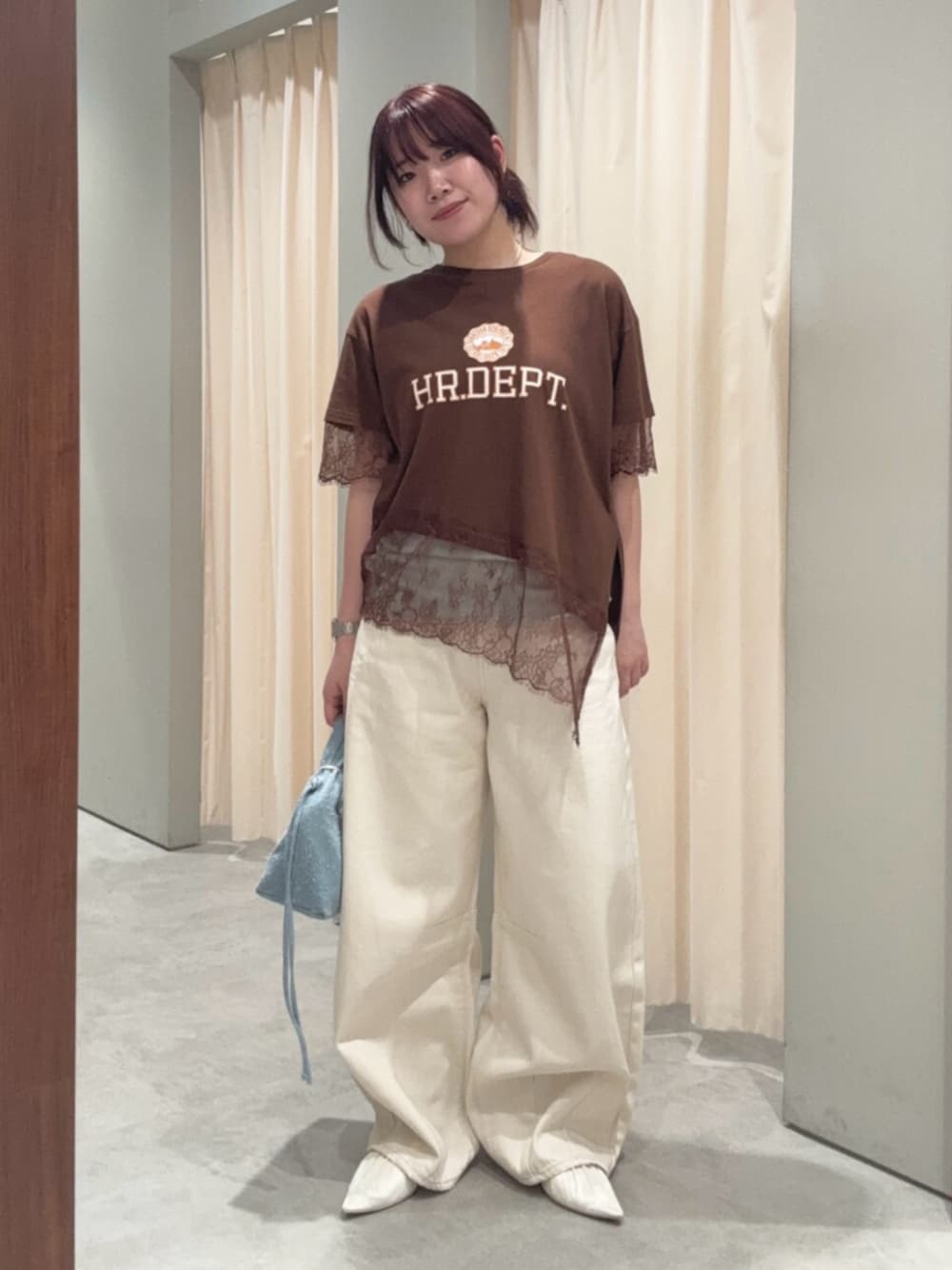 ホワイト系のパンプス、ブラウン系のTシャツ/カットソー、ブルー系のタンクトップを着用したレディースの夏コーディネートの1枚目の写真